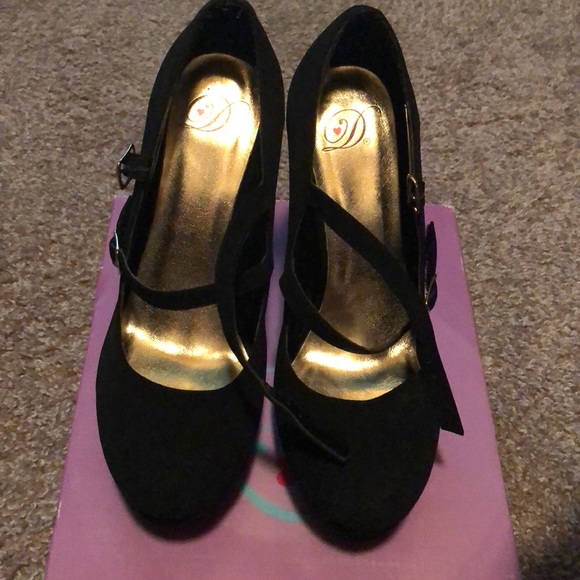 Black heels - Picture 3 of 3